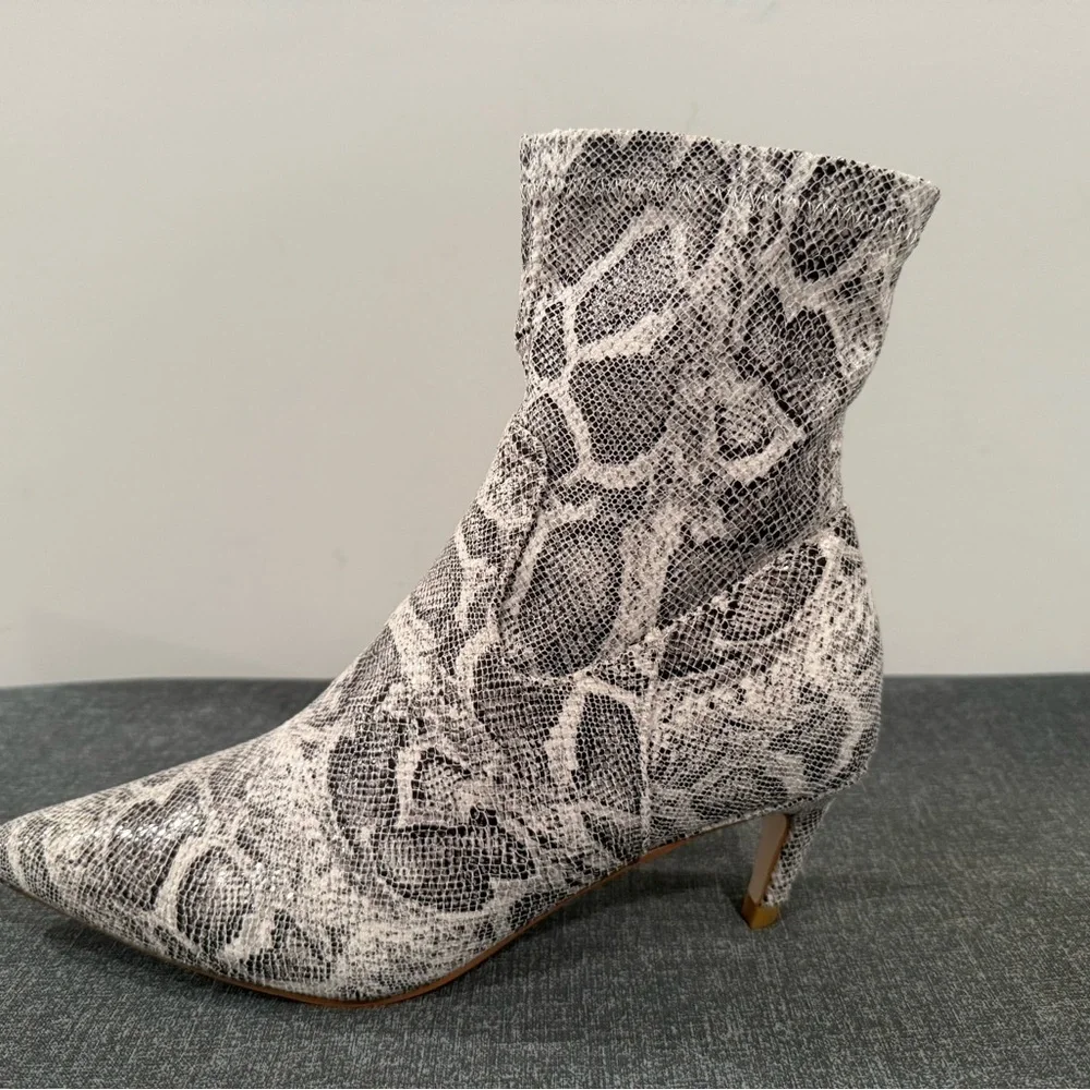 AZALEA WANG Leoncio Snakeskin Embossed mobwife sexy chic  Bootie (Women)/size 8
